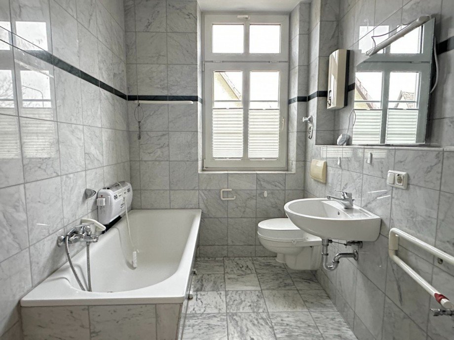 Badezimmer mit Badewanne Etagenwohnung Geisenheim