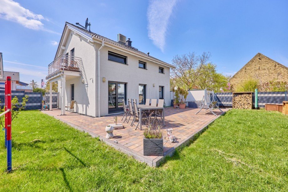 Gro�e Sonnenterrasse mit zus�tzlicher Rasenfl�che Einfamilienhaus Friesenheim