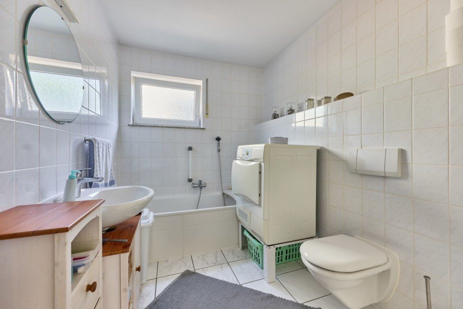 Bad mit Wanne und Tageslicht Erdgeschosswohnung Mainz