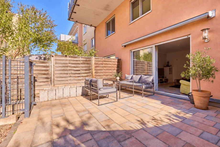 Terrasse mit elektrischer Markise und Zugang zum Carport Maisonettewohnung Eltville am Rhein