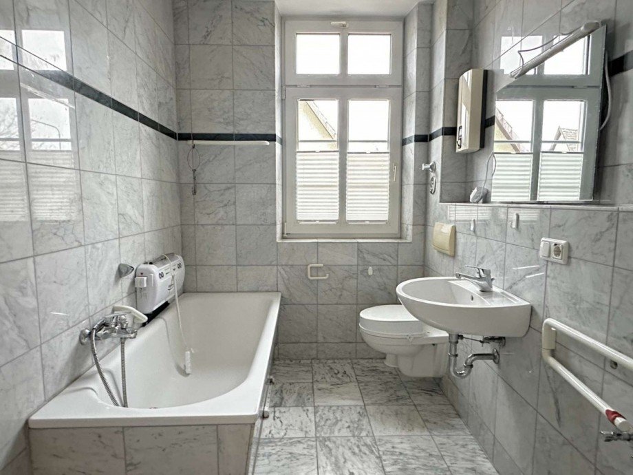 Badezimmer mit Badewanne Etagenwohnung Geisenheim