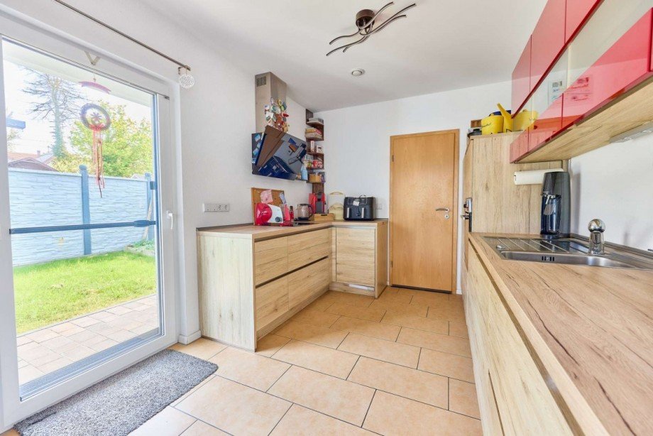 Moderne Einbauk�che mit Speisekammer Einfamilienhaus Friesenheim