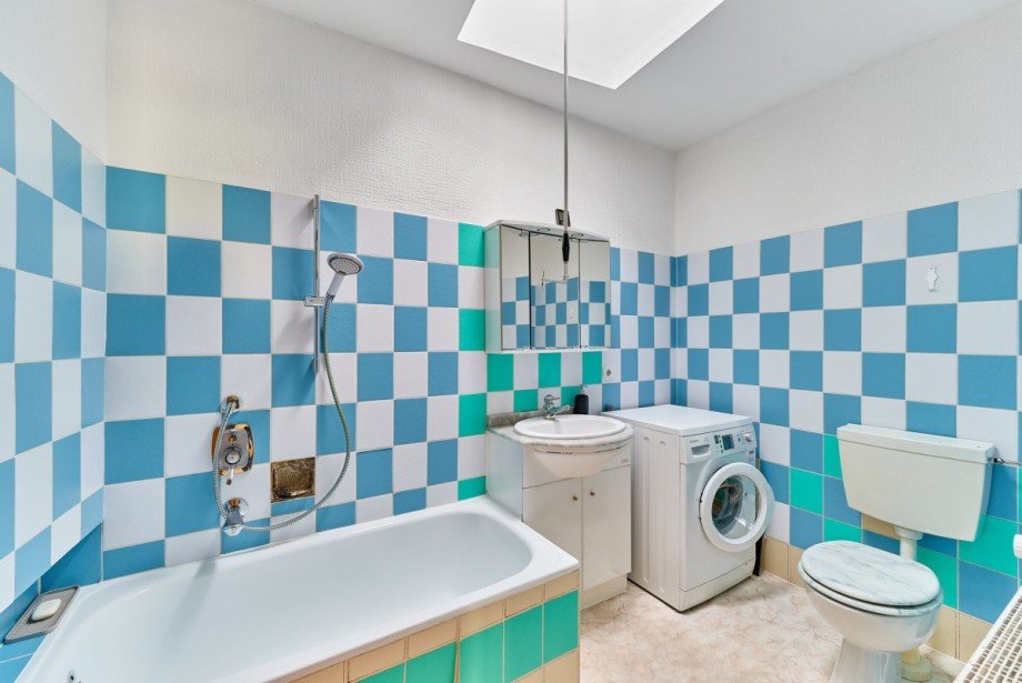 Badezimmer mit Tageslicht 2.OG Mehrfamilienhaus R�desheim am Rhein