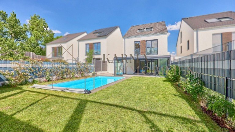 Hausansicht Mainz Einfamilienhaus Exklusives Familienhaus mit Pool und Wintergarten in Mainz