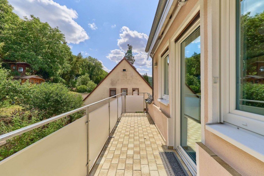 Balkon mit elektrischer Markise DG Mehrfamilienhaus R�desheim am Rhein