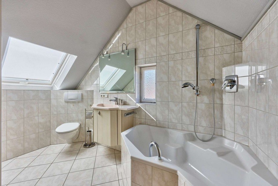 Badezimmer DG Zweifamilienhaus Geisenheim