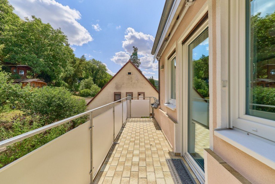 Balkon mit elektrischer Markise DG Mehrfamilienhaus R�desheim am Rhein