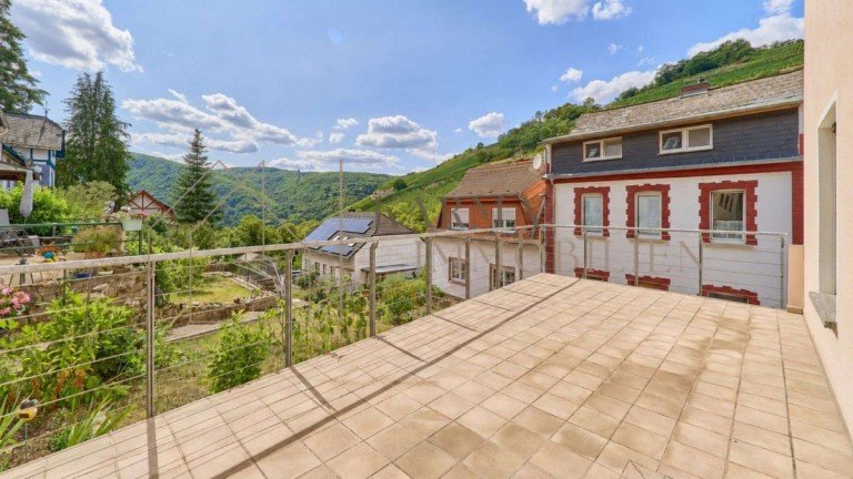 Urlaubsfeeling auf der Panoramaterrasse R�desheim am Rhein Mehrfamilienhaus Gepflegtes Dreifamilienhaus mit Doppelgarage und Panoramablick im Rheingau