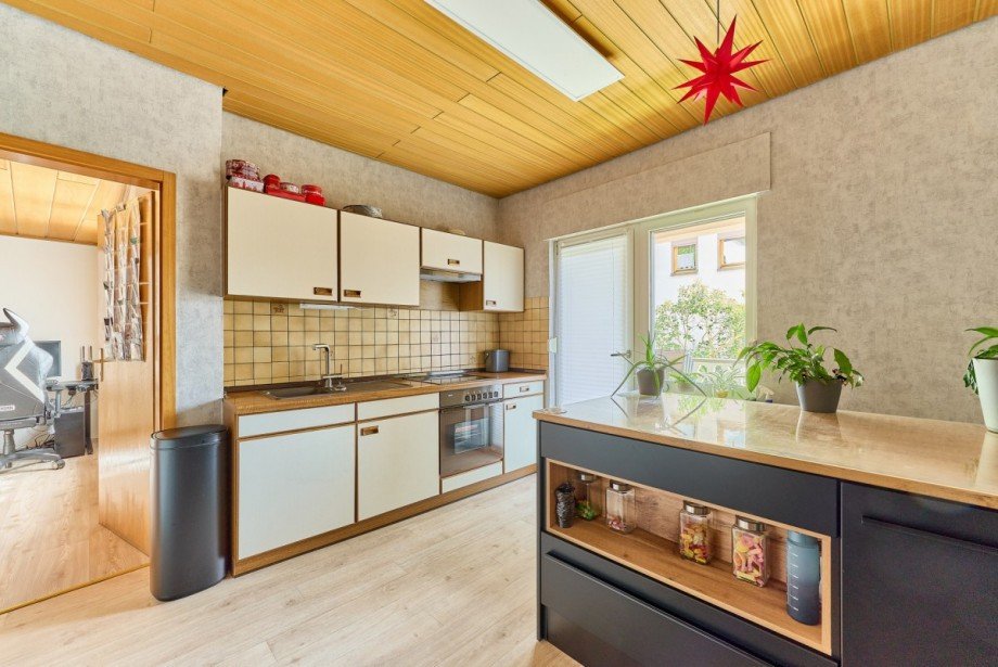 Einbauk�che 2.OG mit Kochinsel und Zugang zum Balkon Mehrfamilienhaus R�desheim am Rhein