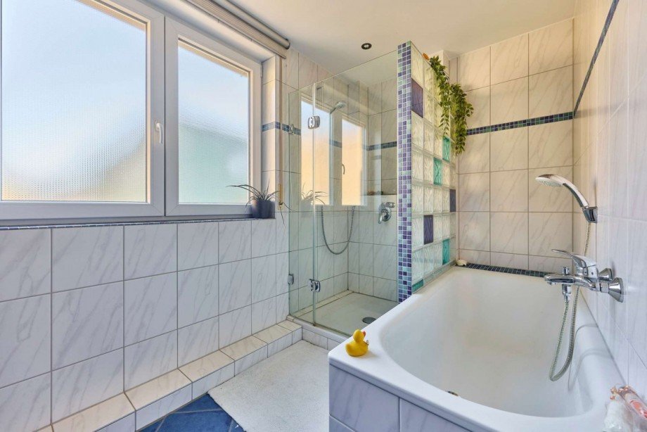 Tageslichtbad mit Dusche und Badewanne (OG) Maisonettewohnung Eltville am Rhein