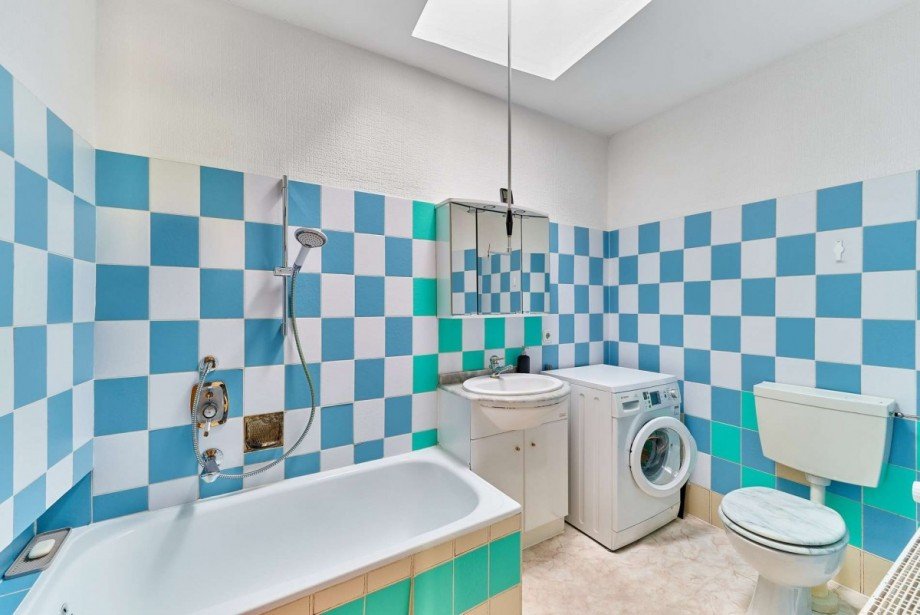 Badezimmer mit Tageslicht 2.OG Mehrfamilienhaus R�desheim am Rhein
