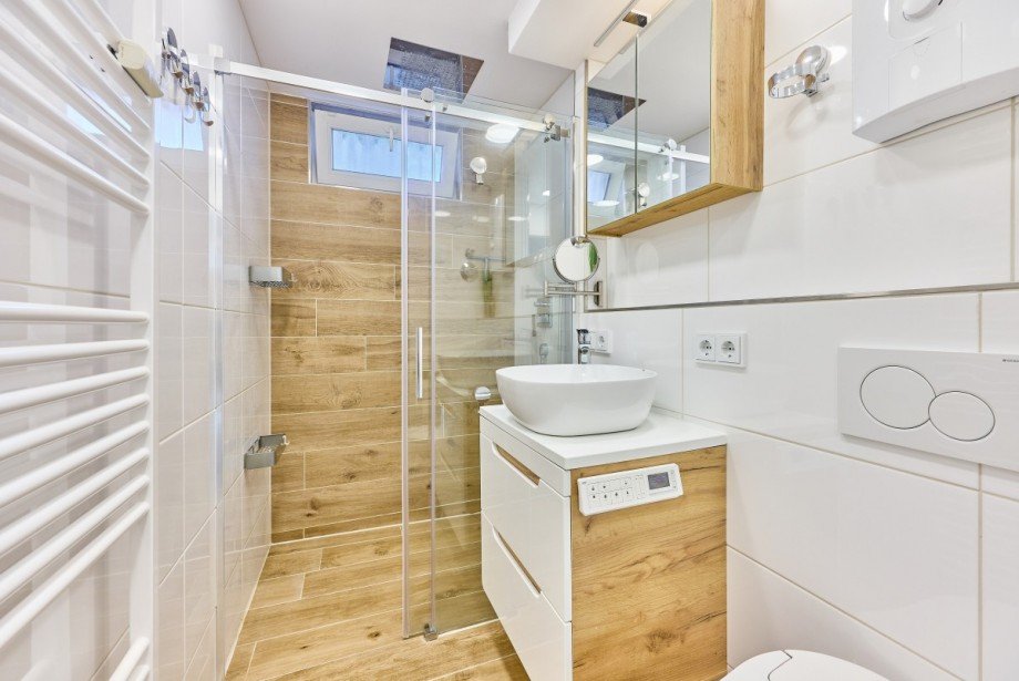 Badezimmer mit Tageslicht und begehbarer Dusche Erdgeschosswohnung Mainz