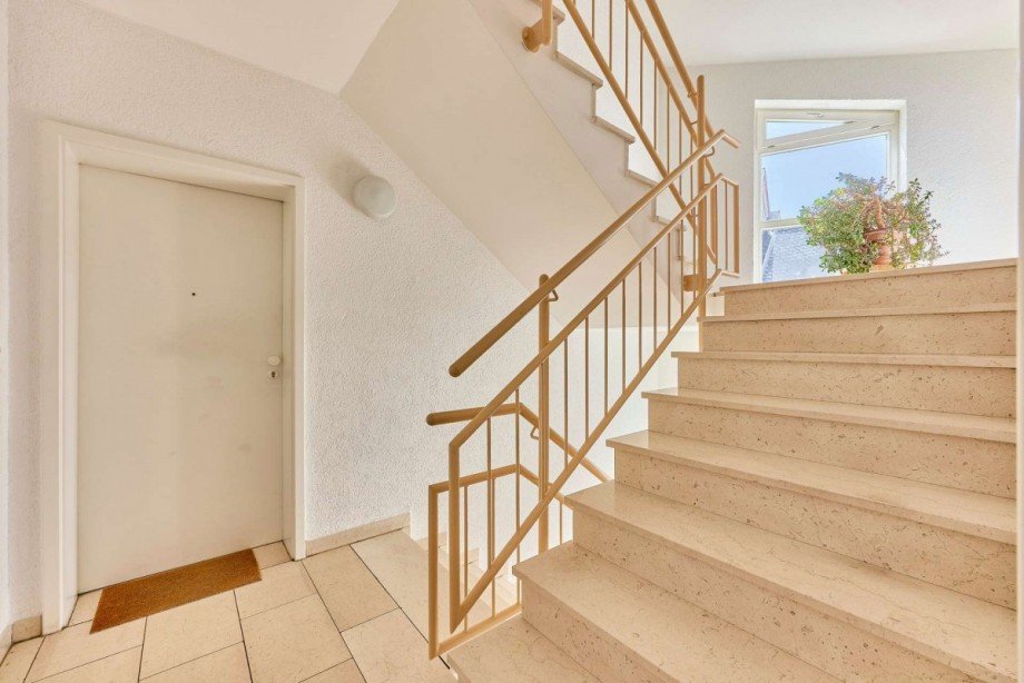 Gepflegtes Treppenhaus Etagenwohnung Oestrich-Winkel