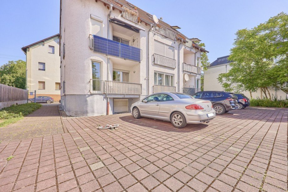 Hinterhof mit Stellplatz (ganz links) Erdgeschosswohnung Mainz