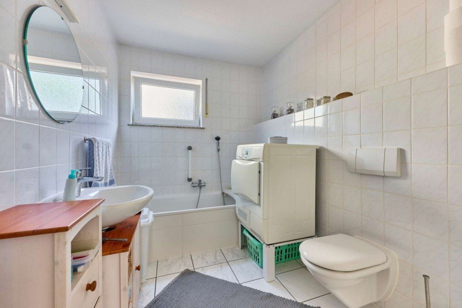 Bad mit Wanne und Tageslicht Wohnung Mainz