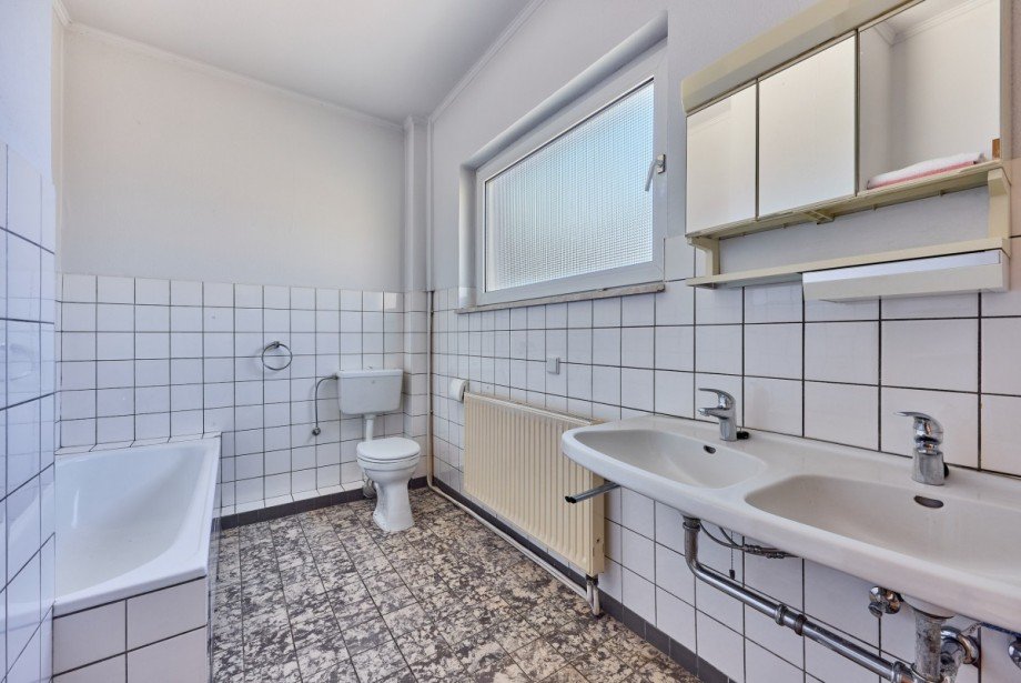 Badezimmer 1.OG Zweifamilienhaus Geisenheim