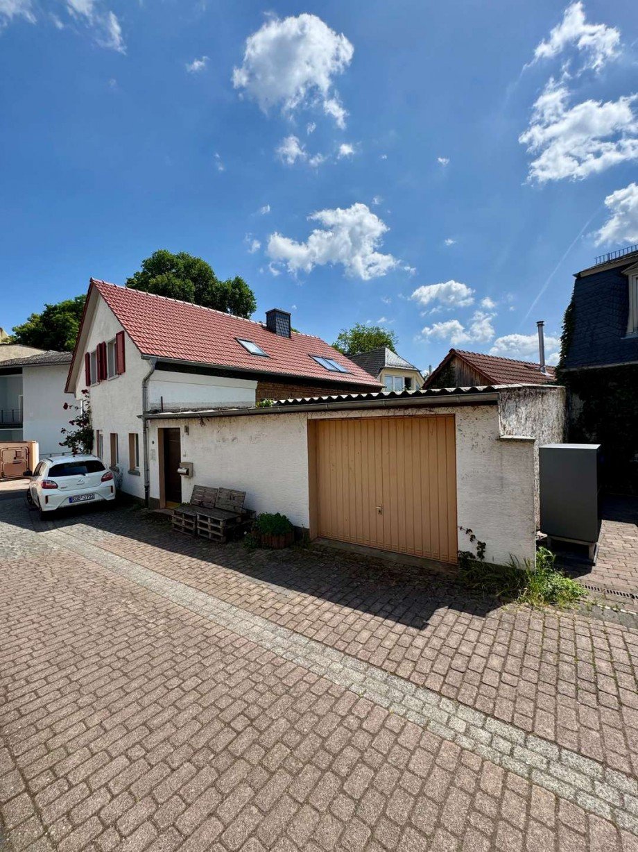Hausansicht mit Garage Einfamilienhaus Geisenheim