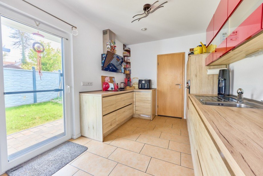 Moderne Einbauk�che mit Speisekammer Einfamilienhaus Friesenheim