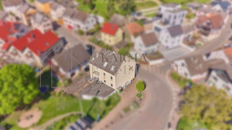 Anzeigebild Geisenheim Zweifamilienhaus Freistehendes Zweifamilienhaus mit 215 m�, zwei Garagen und Entwicklungspotenzial - Geisenheim OT